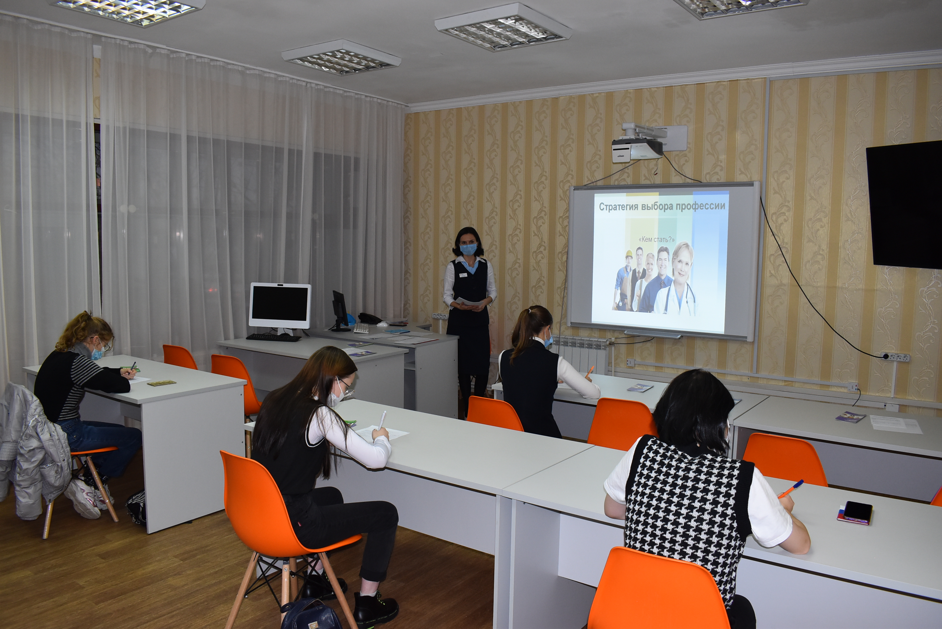 Яр Чаллы халыкны эш белән тәэмин итү үзәгендә һөнәри юнәлеш бирүче чара узды
